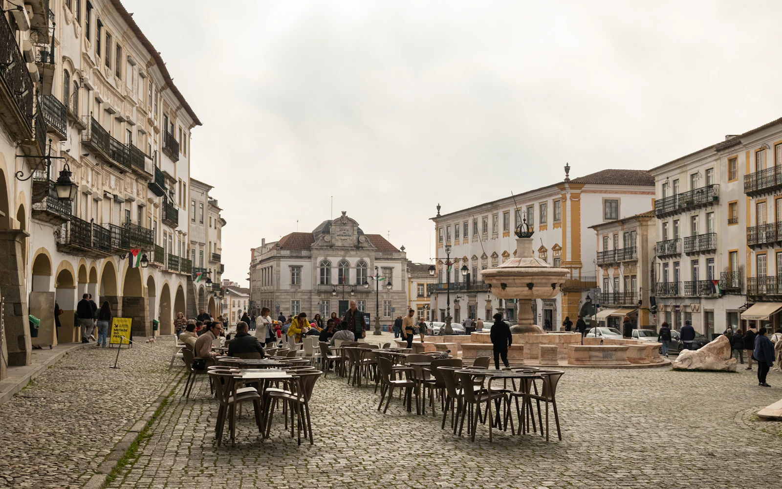 Praça do Giraldo and the historic centre