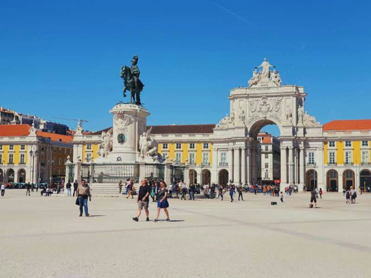 Siga para a Praça do Comércio e faça uma pausa na Baixa